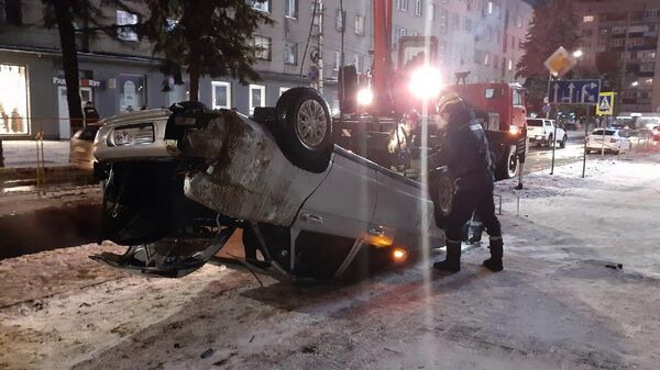 Автомобиль, упавший в яму на дороге в Курске