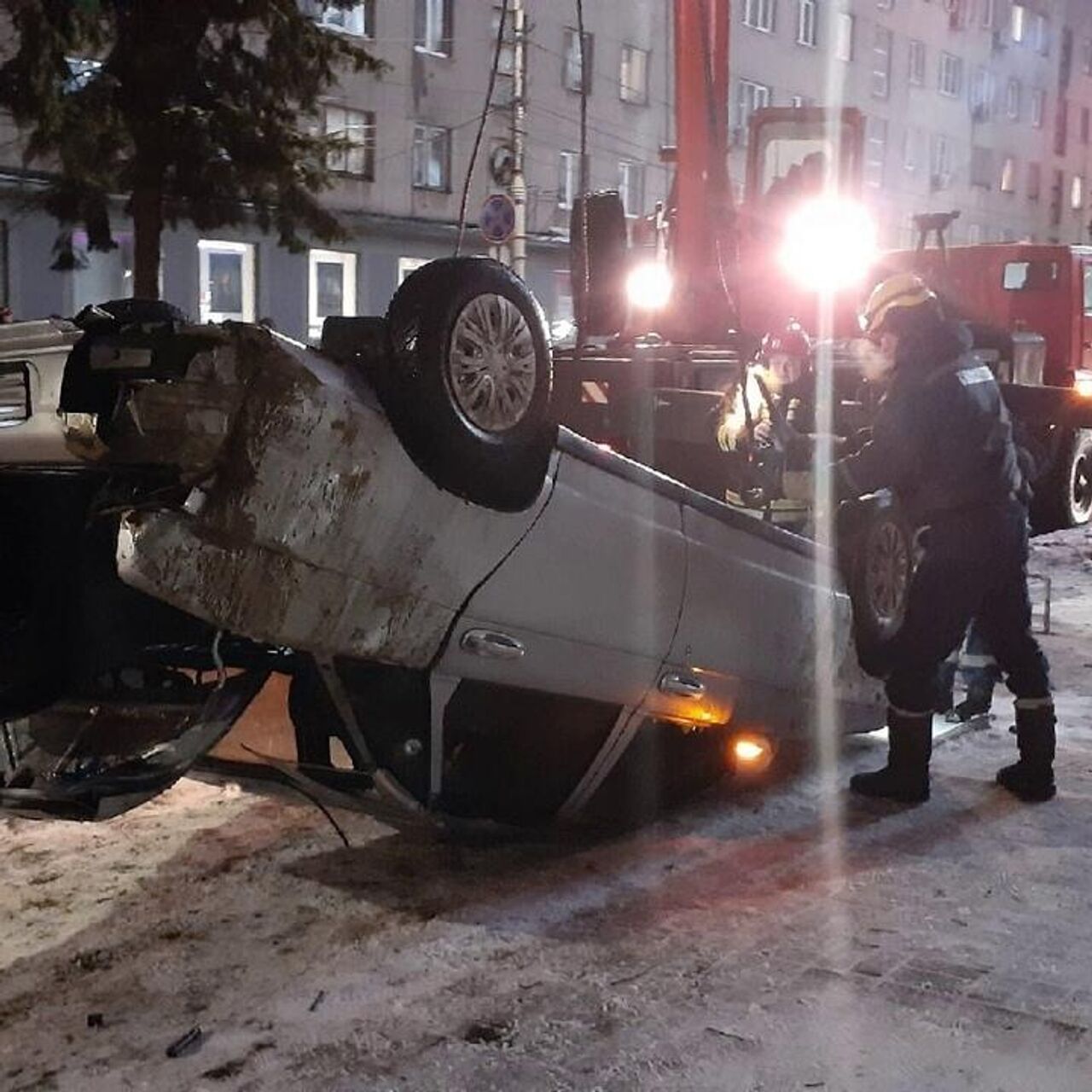 В Курске легковушка провалилась в разрытую на дороге яму - РИА Новости,  20.12.2021