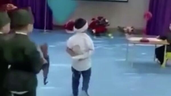 Сцена с расстрелом арестованного, разыгранная в детском саду в Казахстане