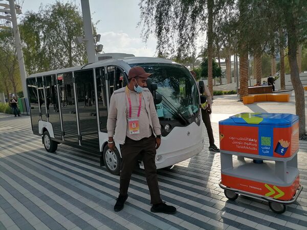Встреча автобуса и робота на Экспо 2020 