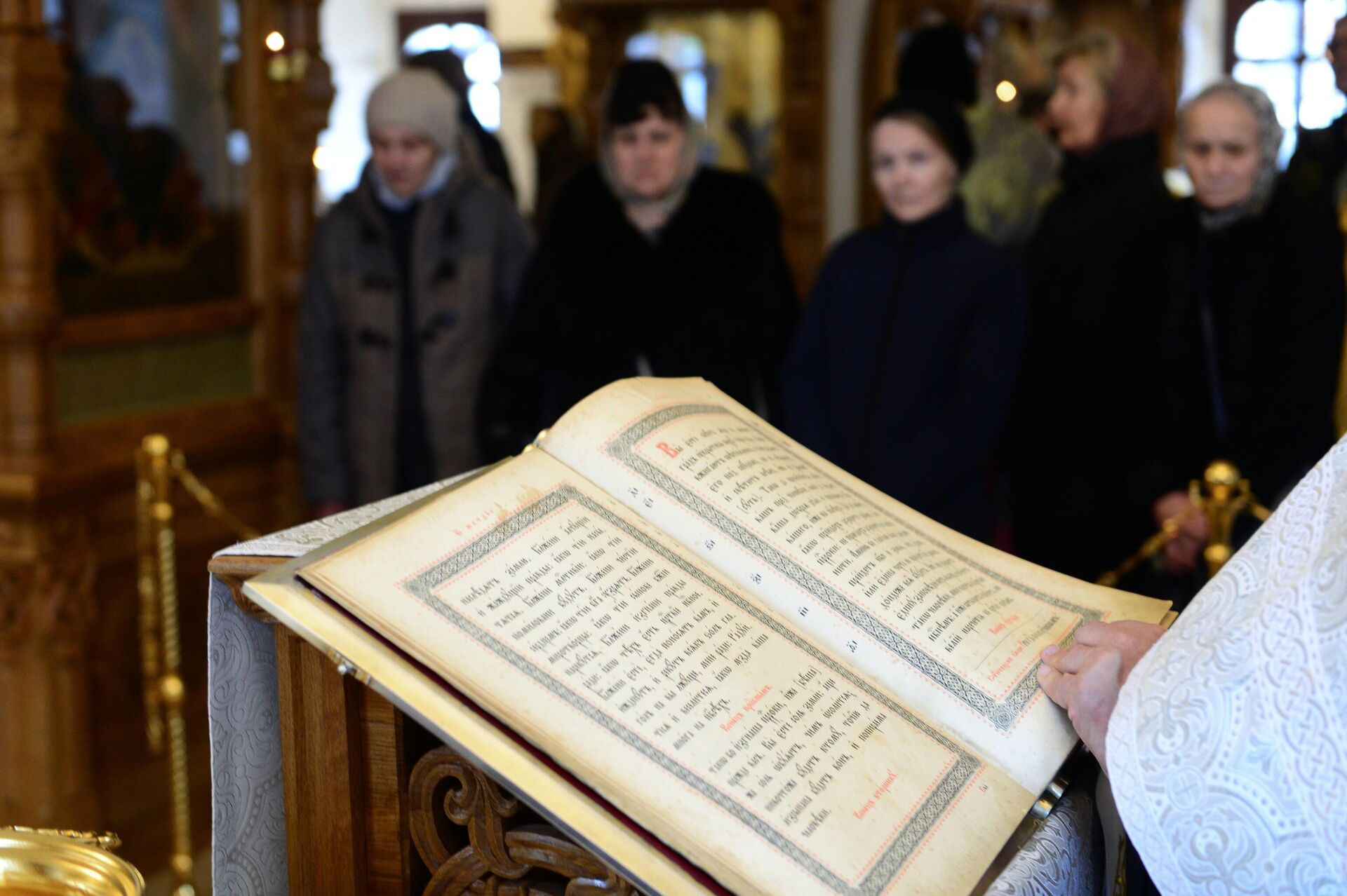 Во время совершения молебна на начало чина мироварения в Малом соборе Донского ставропигиального монастыря Москвы - РИА Новости, 1920, 20.12.2021