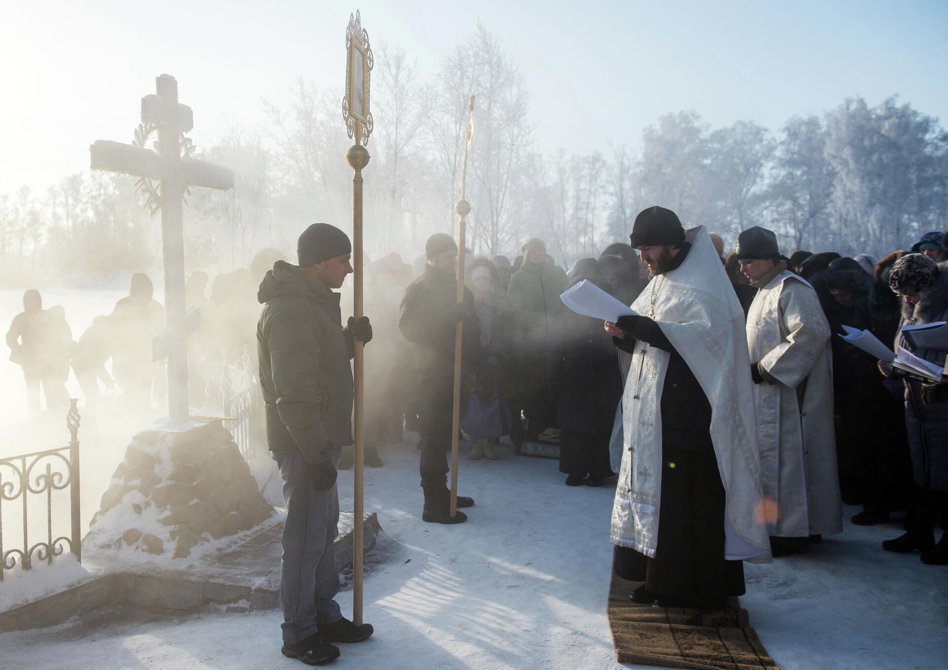 Священнослужители проводят молебен и освящение воды в источнике с целебной минеральной водой на территории Ачаирского женского монастыря Честного Креста Господня в Омской области - РИА Новости, 1920, 20.12.2021