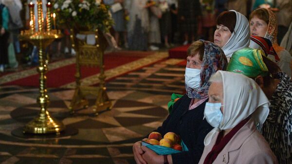 Верующие на праздничном богослужении в честь Преображения Господня в Казанском соборе в Санкт-Петербурге