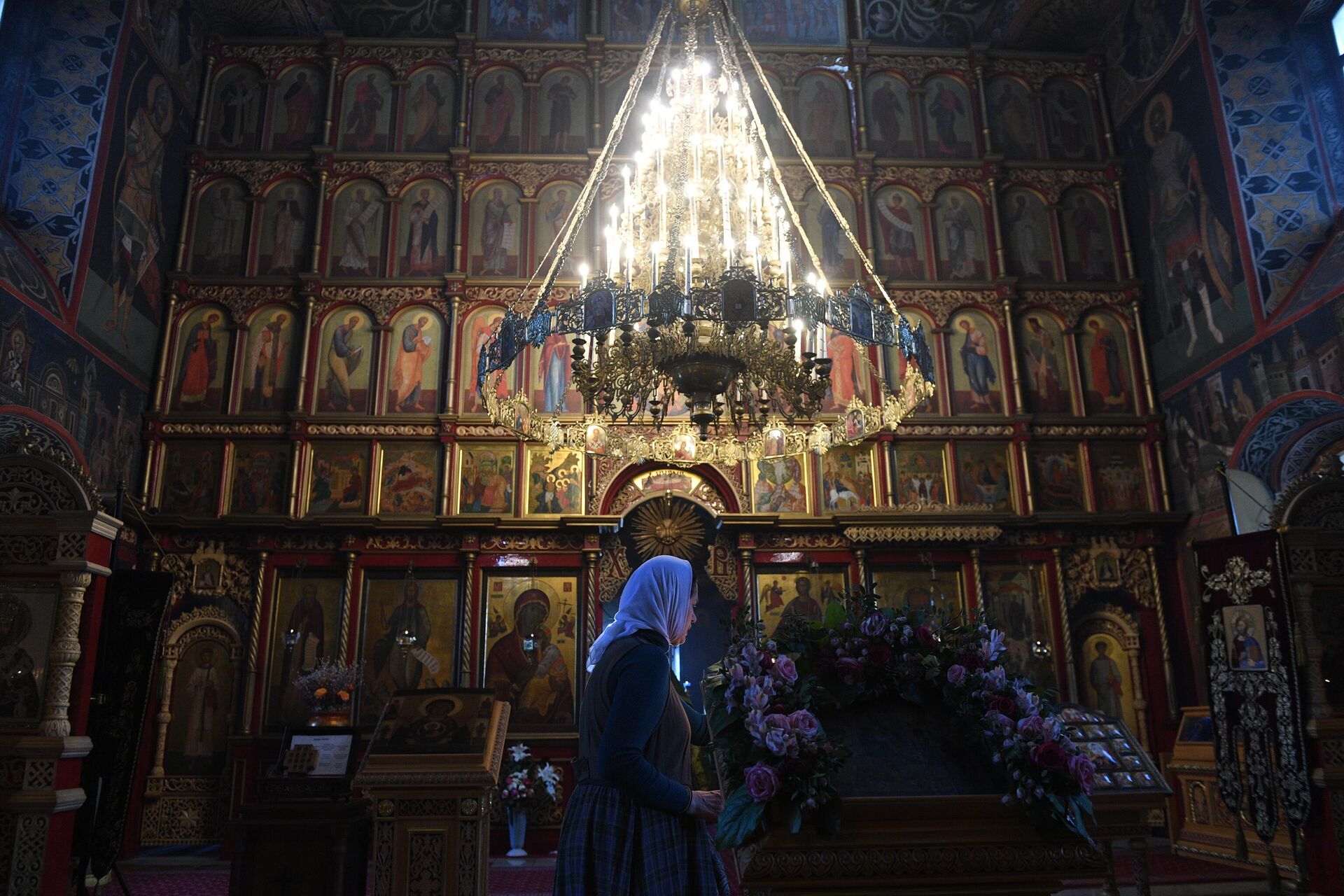 Верующая в храме Святителя Николая в селе Озерецкое Дмитровского района Московской области - РИА Новости, 1920, 20.12.2021