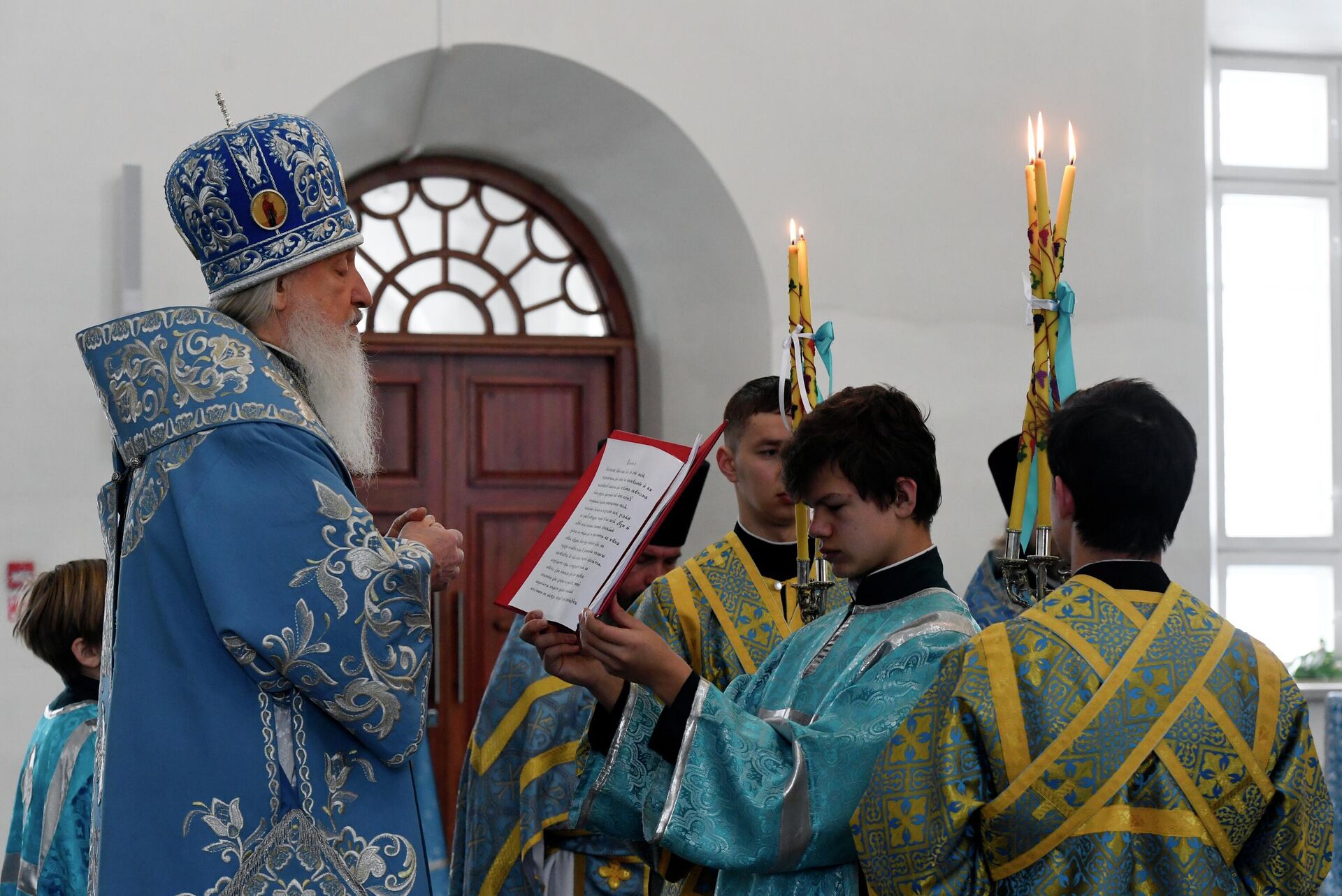 Священнослужители во время православной службы в Благовещенском соборе в Тюмени - РИА Новости, 1920, 20.12.2021