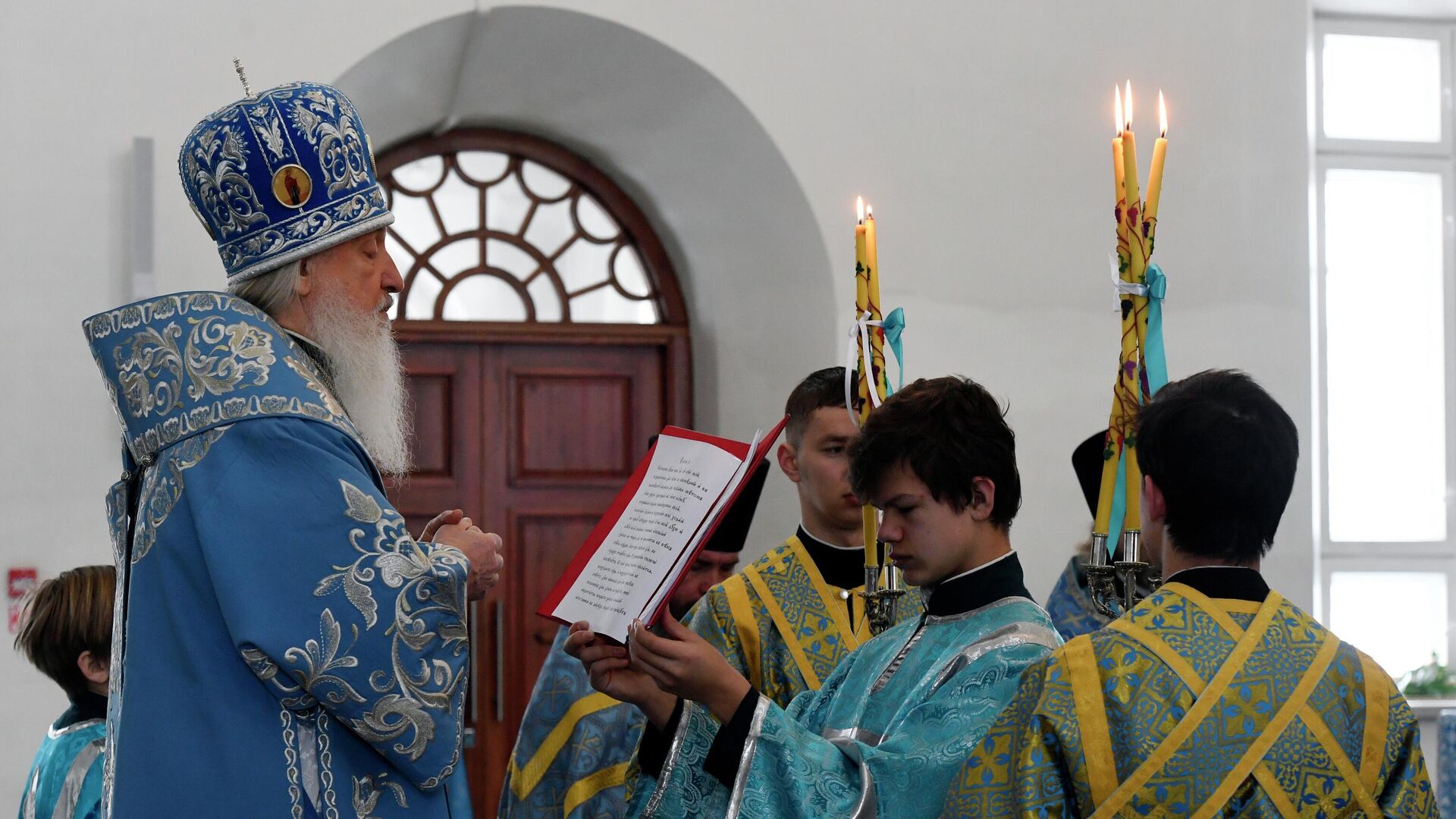 Священнослужители во время православной службы в Благовещенском соборе в Тюмени - РИА Новости, 1920, 14.01.2022