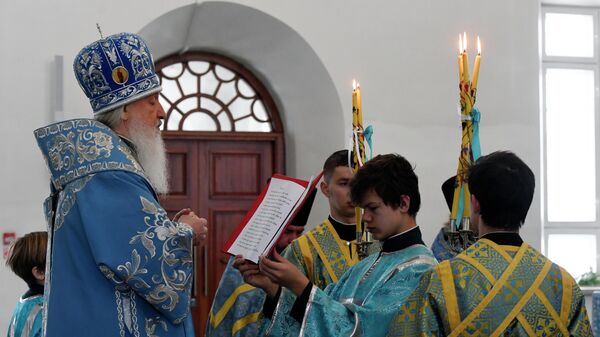 Священнослужители во время православной службы в Благовещенском соборе в Тюмени