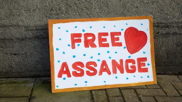 Плакат сторонников основателя WikiLeaks Джулиана Ассанжа 