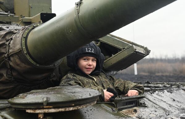 Арсений Чумаков внутри танка Т-72Б3 на полигоне Кадамовский в Ростовской области