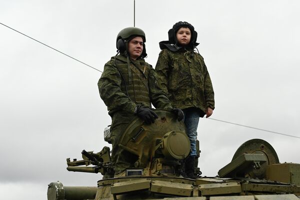 Командир танка Т-72Б3 сержант Антон Воробьёв и Афанасий Чумаков во время посещения полигона Кадамовский в Ростовской области
