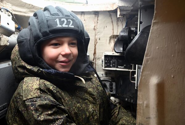 Арсений Чумаков внутри танка Т-72Б3 на полигоне Кадамовский в Ростовской области