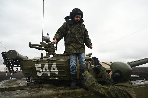 Танкисты ЮВО исполнили желание братьев-близнецов прокатиться на танке Т-72Б3