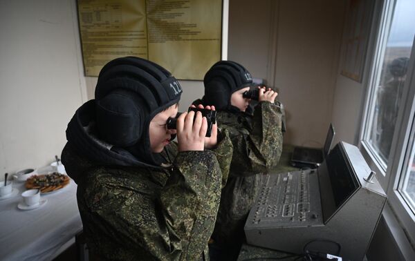 Арсений и Афанасий Чумаковы наблюдают за выполнением упражнений контрольных стрельб из танков Т-72Б3 на полигона Кадамовский в Ростовской области