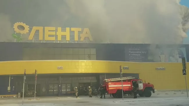 Торговый центр Лента горит в Томске. Кадры МЧС