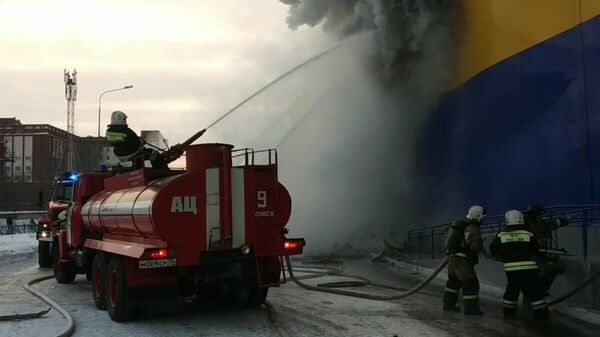 Тушение пожара в торговом центре Лента в Томске. Скриншто видео