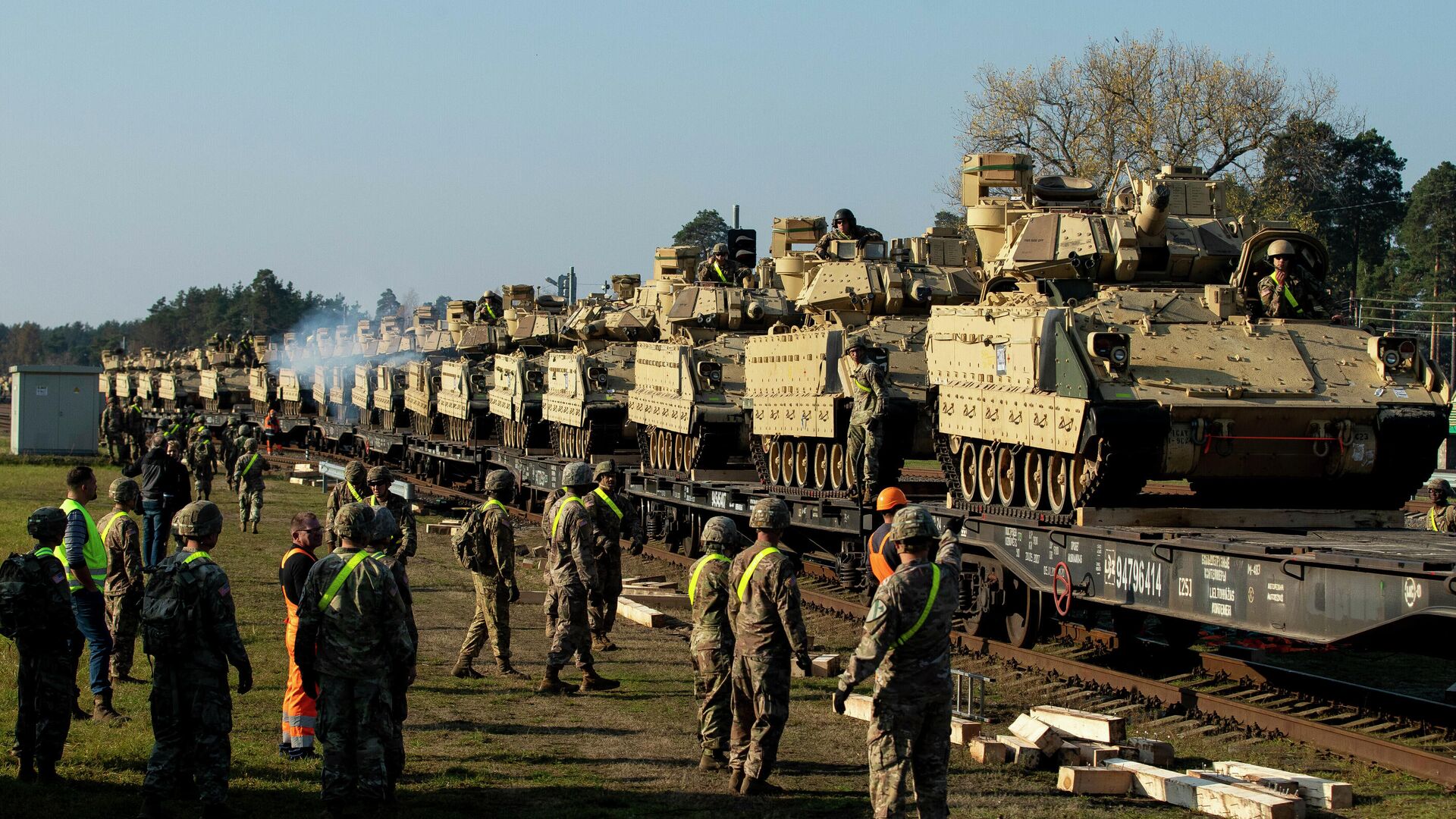 Американские боевые машины пехоты Брэдли на железнодорожной станции Пабраде в Литве - РИА Новости, 1920, 21.12.2021