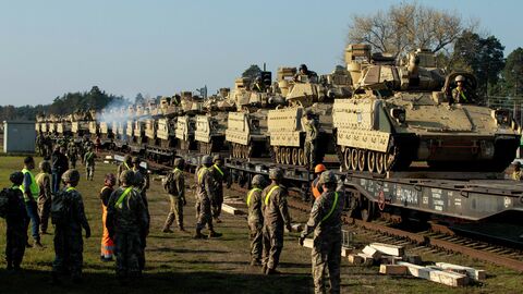 Американские боевые машины пехоты Брэдли на железнодорожной станции Пабраде в Литве