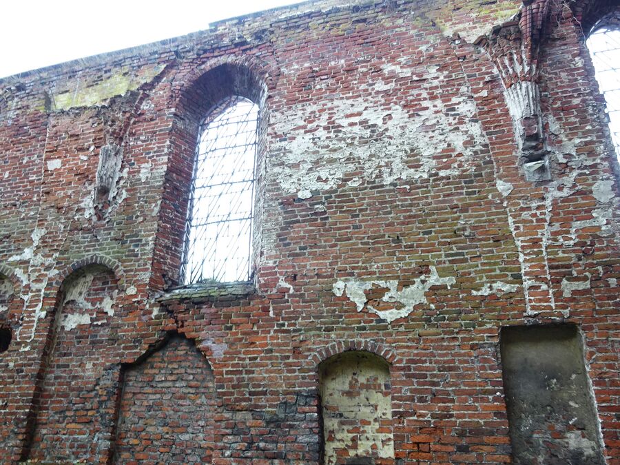 Более крупные кирпичи в стенах церкви — самые старые