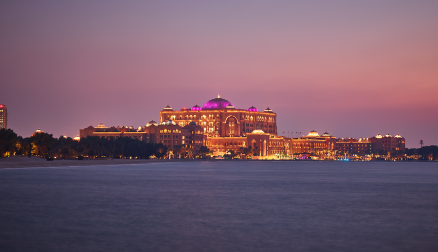Вид с моря на отель Emirates Palace, Абу-Даби