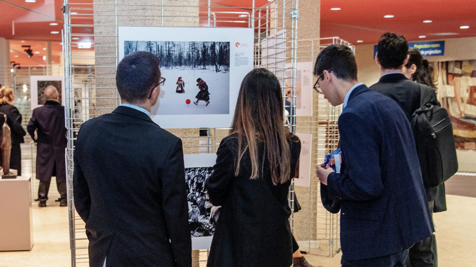 Посетители на выставке работ победителей Международного конкурса фотожурналистики имени Андрея Стенина в здании Совета Европы в Страсбурге - РИА Новости, 1920, 22.12.2021