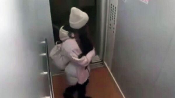 Арина зашла в лифт с собакой. Стоп-кадр записи с камеры видеонаблюдения