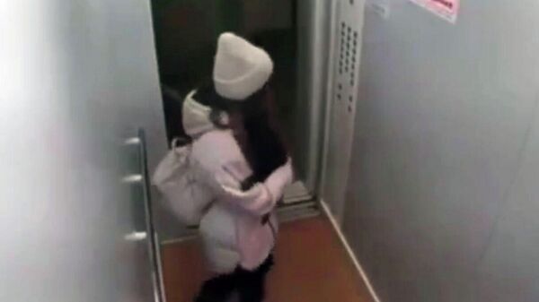 Арина зашла в лифт с собакой. Стоп-кадр записи с камеры видеонаблюдения