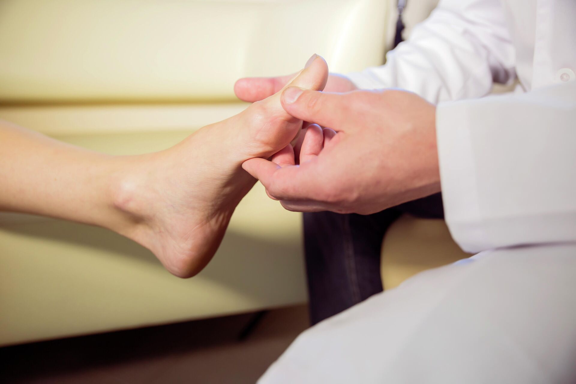 Судороги в ногах - почему возникают, что делать, причины и лечение