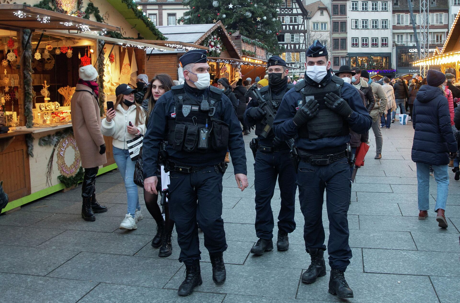 Полиция патрулирует рождественскую ярмарку в Страсбурге, Франция  - РИА Новости, 1920, 21.12.2021