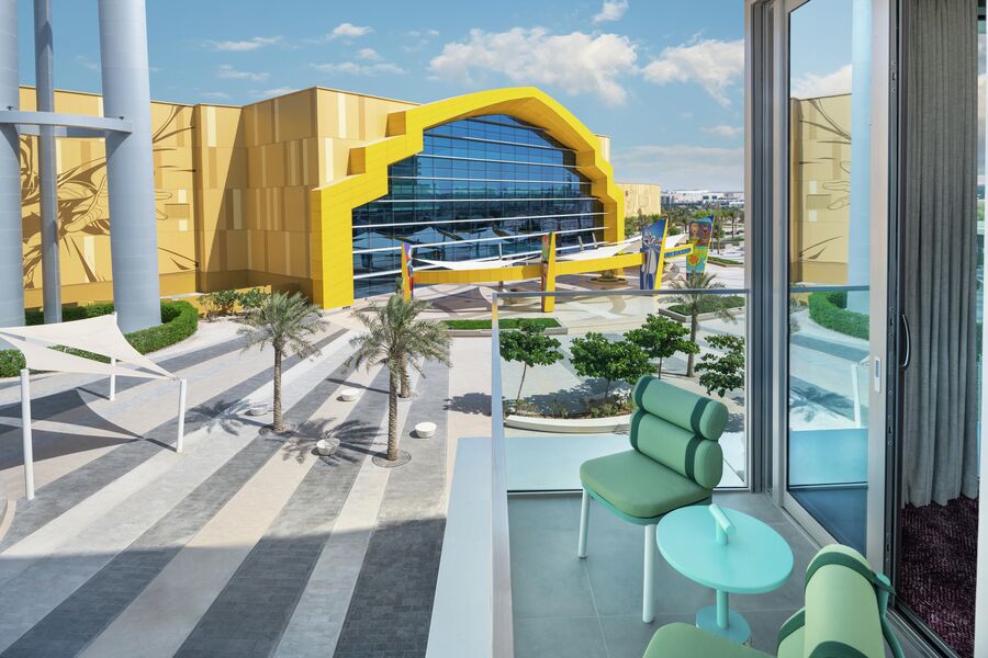 Вид на парк аттракционов WB, Абу-Даби