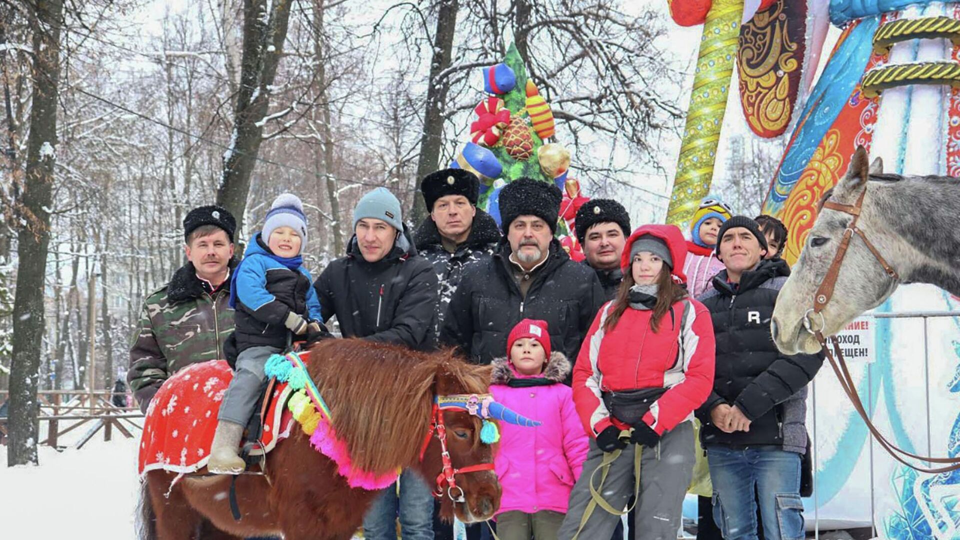 Четырехлетний Максим Бухарин стал гостем волжских казаков в рамках акции Елка желаний - РИА Новости, 1920, 21.12.2021