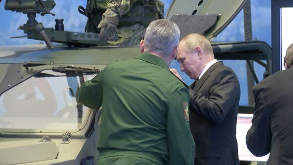 Шойгу показывает Путину новые образцы военной техники