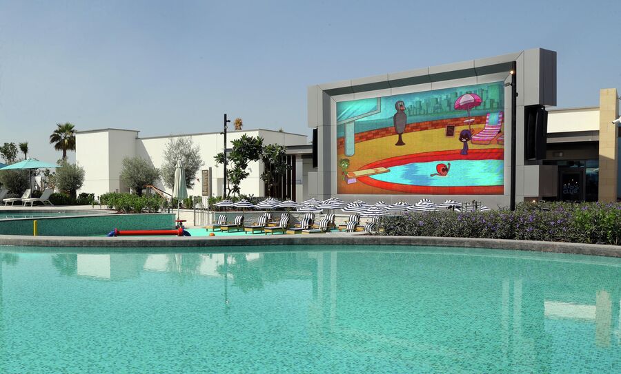 Бассейн и уличный кинотеатр в отеле, Абу-Даби