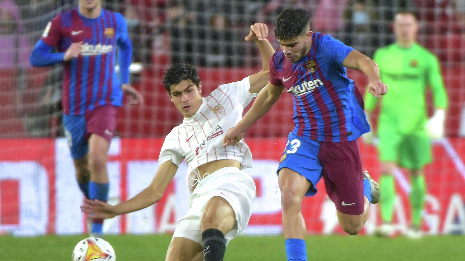 Sevilla's Spanish midfielder Juan Luis Sanchez Velasco (L) vies with Barcelona's Moroccan forward Abde Ezzalzouli during the Spanish league football match between Sevilla FC and FC Barcelona at the Ramon Sanchez Pizjuan stadium in Seville on December 21, 2021. (Photo by CRISTINA QUICLER / AFP) - РИА Новости, 1920, 22.12.2021