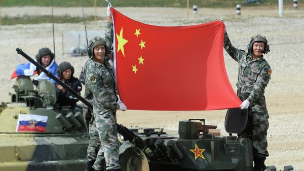 Экипаж БМП-2 армии КНР на полигоне Алабино в Московской области