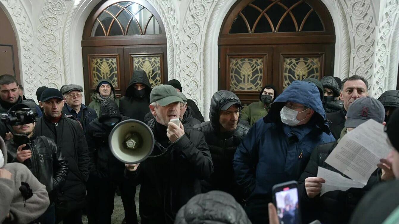 Митинг протестующих у здания Абхазского драматического театра - РИА Новости, 1920, 21.12.2021