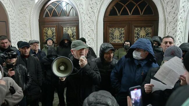 Митинг протестующих у здания Абхазского драматического театра