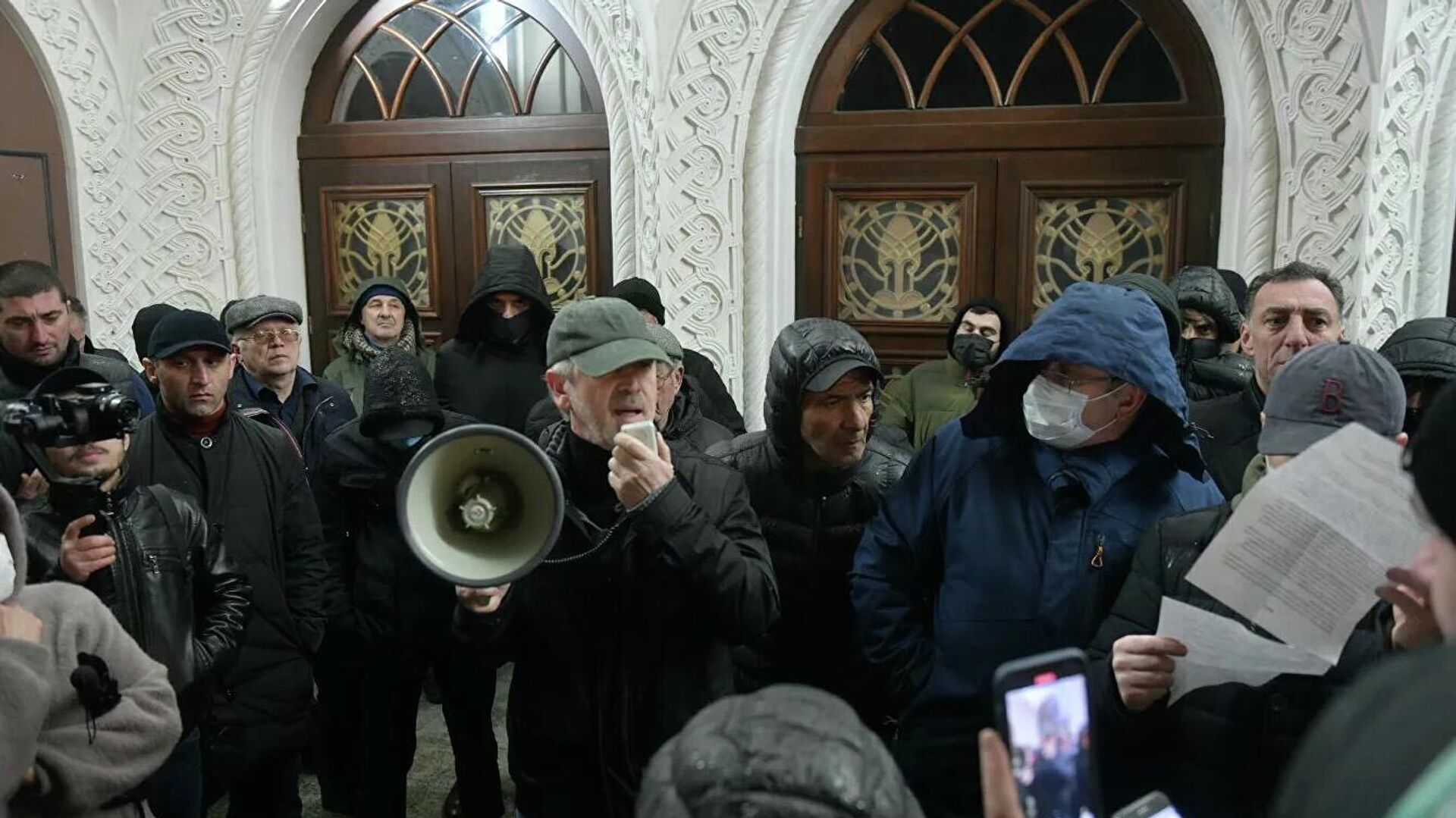 Митинг протестующих у здания Абхазского драматического театра - РИА Новости, 1920, 21.12.2021