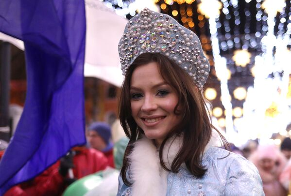 Участница новогоднего парада, посвященного открытию фестиваля Новогодняя столица России-2022, на улице Большая Покровская в Нижнем Новгороде