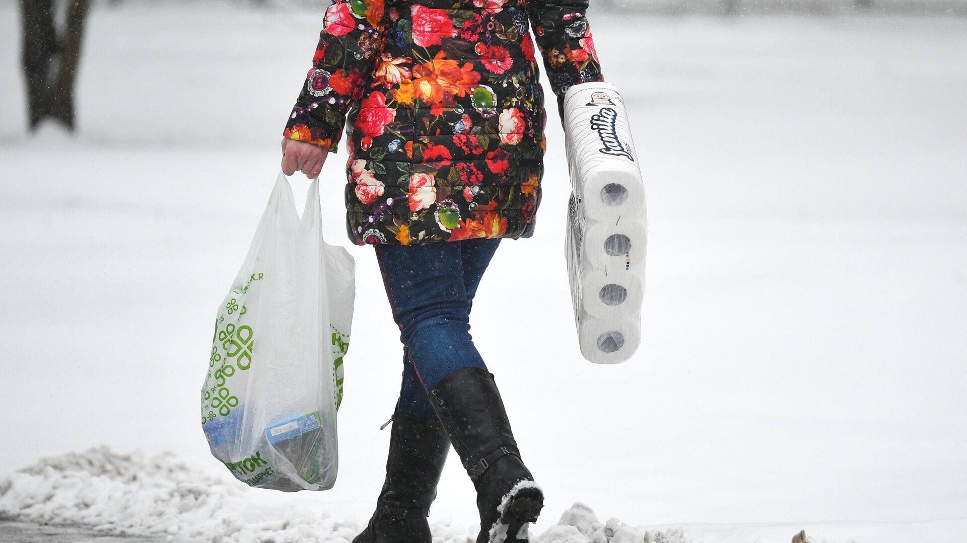 Девушка идет с покупками из магазина - РИА Новости, 1920, 18.03.2022