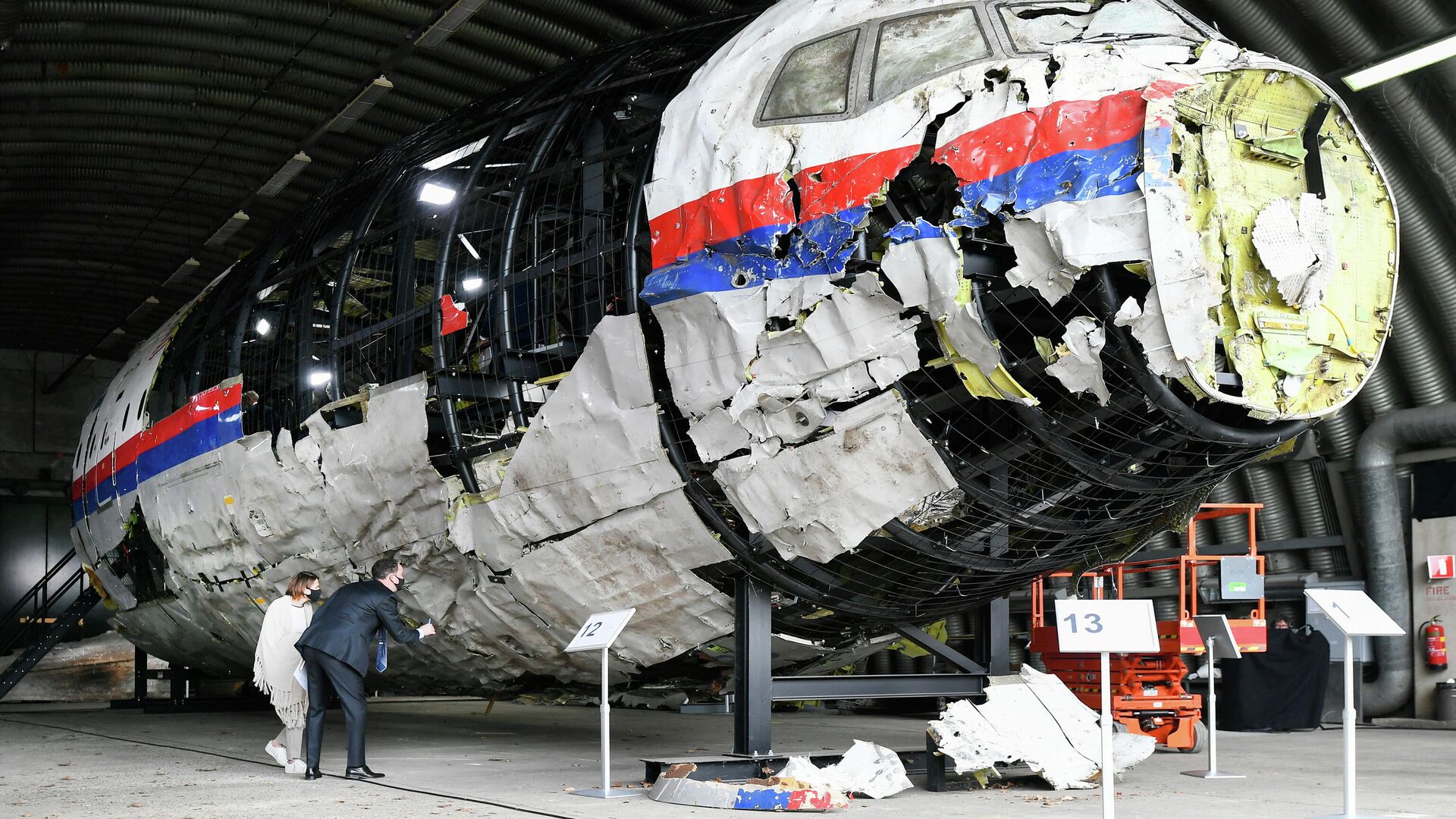 Реконструированные обломки рейса MH17 авиакомпании Malaysia Airlines на авиабазе Гильзе-Рейен, Нидерланды - РИА Новости, 1920, 22.12.2021