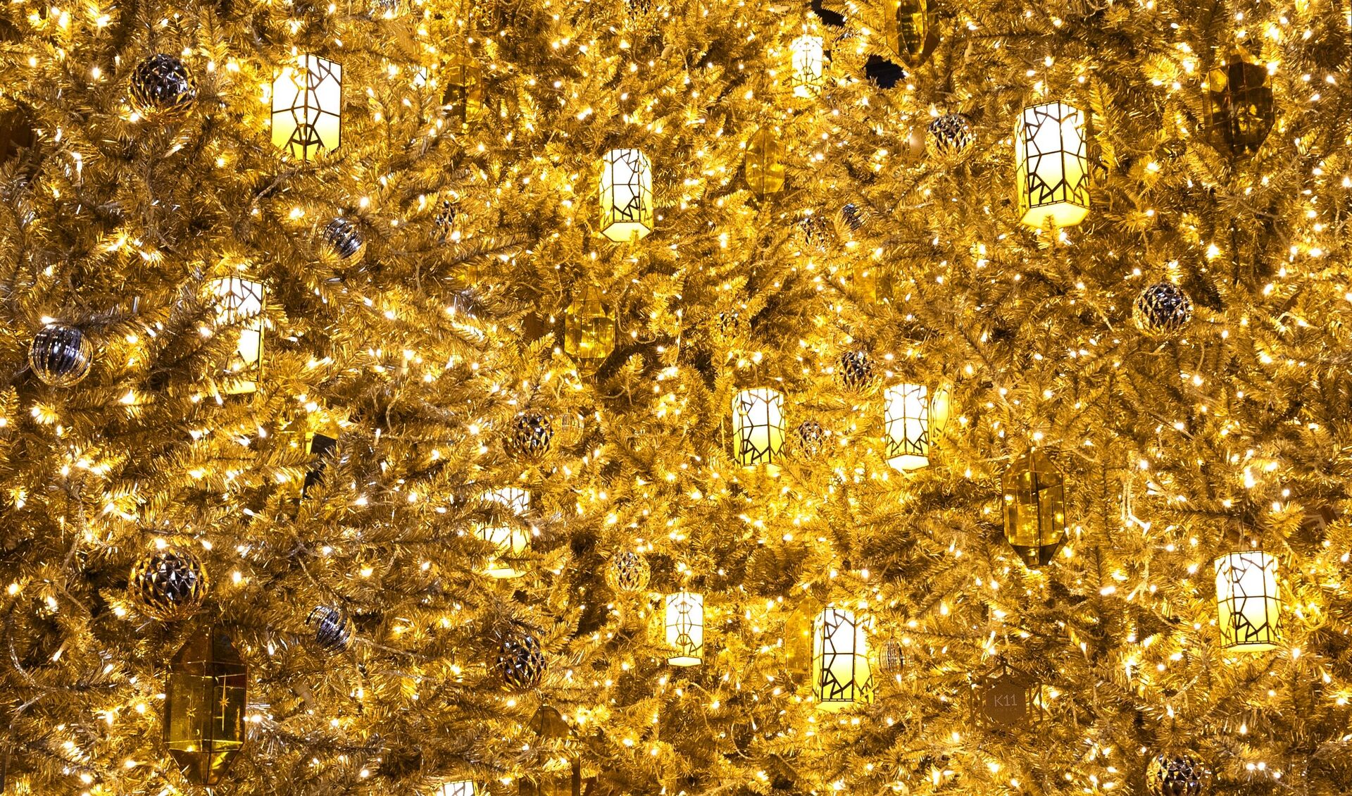 Золотые рождественские елки в торговом центре - РИА Новости, 1920, 22.12.2021