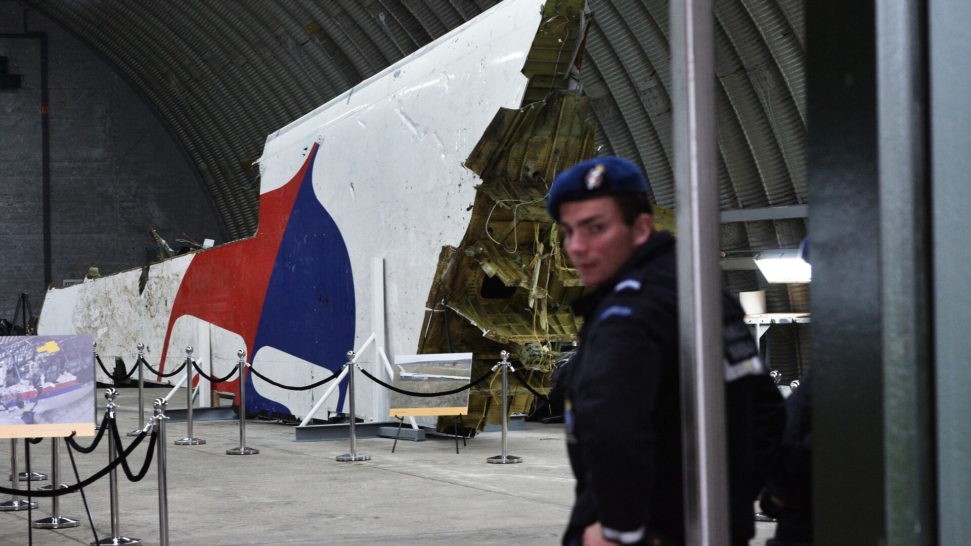 Реконструированные обломки рейса MH17 авиакомпании Malaysia Airlines на авиабазе Гильзе-Рейен, Нидерланды - РИА Новости, 1920, 08.02.2023