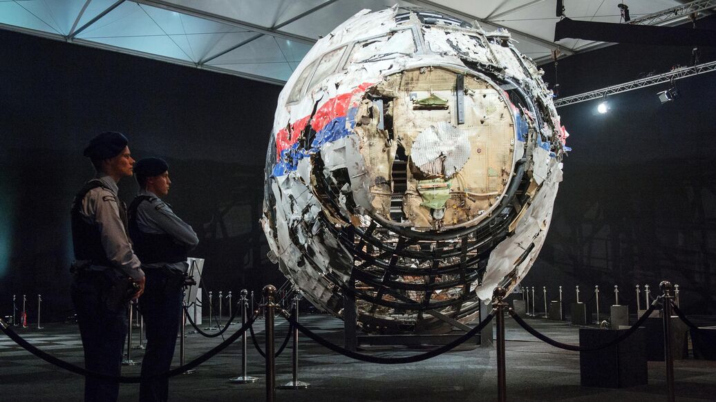 © РИА Новости / Максим БлиновПерейти в медиабанк<br>Реконструированные обломки рейса MH17 авиакомпании Malaysia Airlines на авиабазе Гильзе-Рейен, Нидерланды. Архивное фото