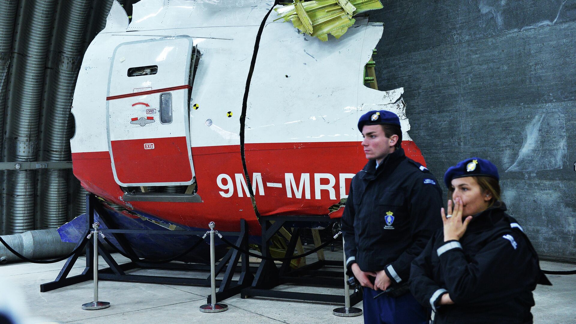 Реконструированные обломки рейса MH17 авиакомпании Malaysia Airlines на авиабазе Гильзе-Рейен, Нидерланды - РИА Новости, 1920, 10.06.2022
