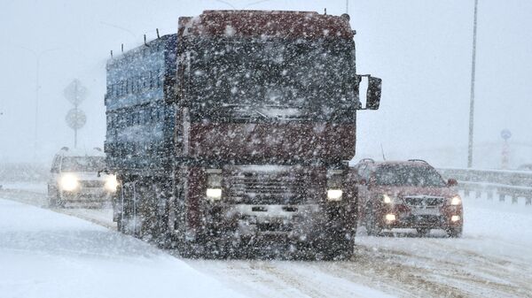 Автомобильное движение на трассе Таврида в Крыму во время сильного снегопада