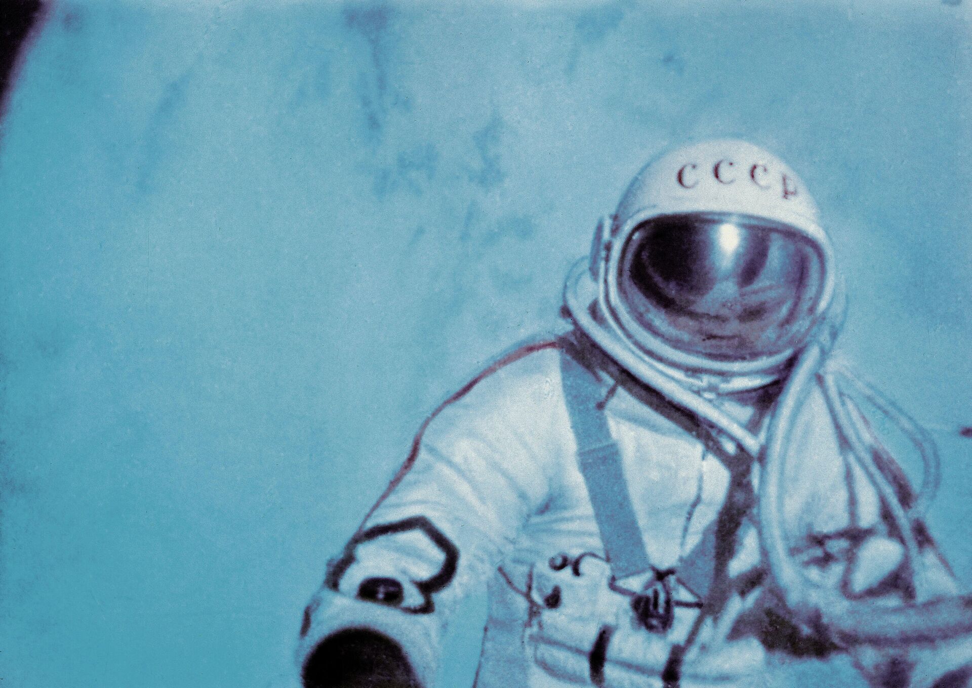 Алексей Леонов в открытом космосе. 18 марта 1965 года - РИА Новости, 1920, 17.03.2025