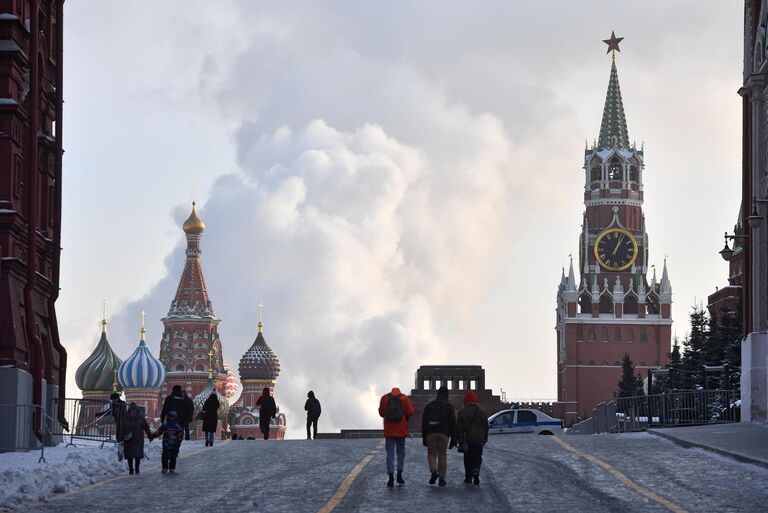 Люди на Красной площади в Москве