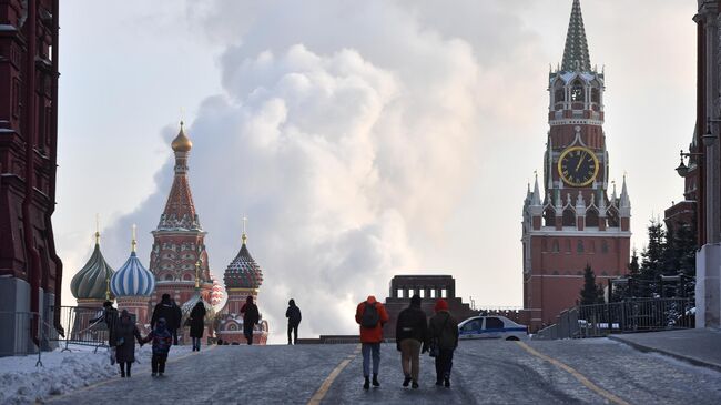 Люди на Красной площади в Москве