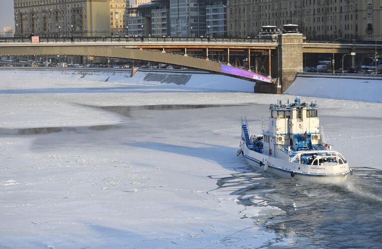 Буксир на Москве-реке