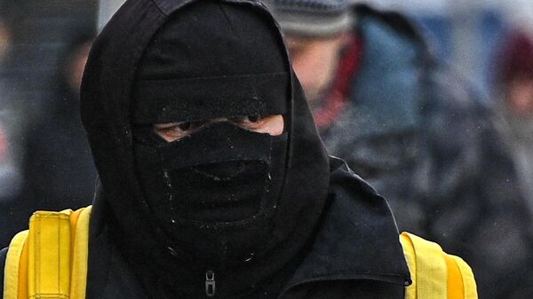 Мужчина в маске на улице в Москве